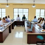 Home 22 생성적 대화법을 통한 조직 내 혁신 촉진 - A modern office setting in Pakistan with a diverse team engaged in a creative dialogue session, men ...
